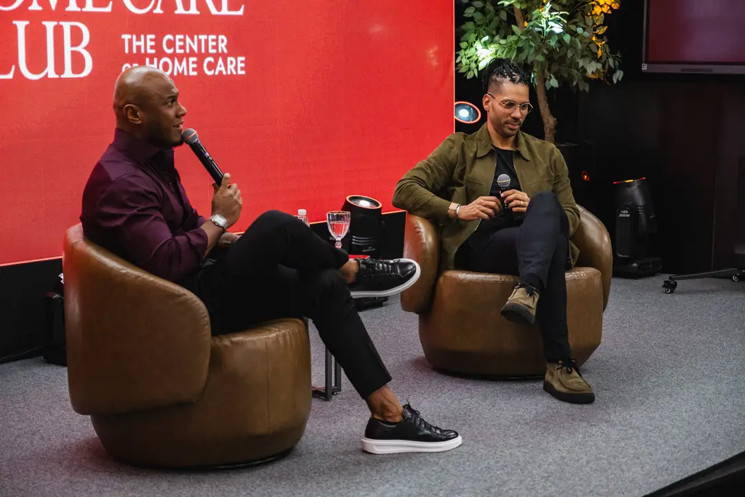 Thiago Mancussi e Joel Jota em conversa no palco do Home Care Club